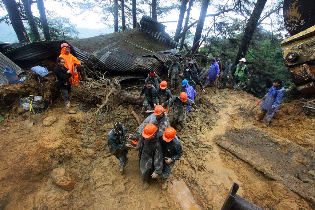 Otoritas Filipina mulai melakukan penghitungan terhadap kerusakan yang dipicu topan Mangkhut di Luzon. Bertambahnya jumlah korban tewas ini terjadi setelah lebih banyak korban longsor ditemukan. Afp Photo/JJ Landingin
