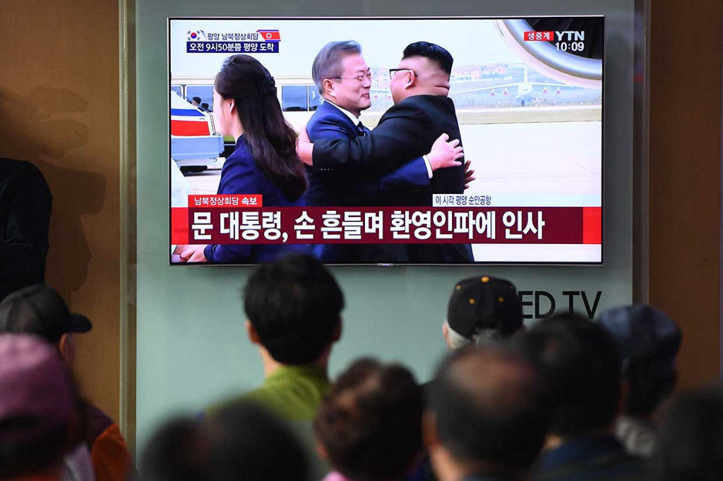 Kim Jong Un menyambut kedatangan Moon Jae-in di bandara Pyongyang, untuk melakukan pertemuan ketiga kalinya kedua pemimpin itu tahun ini.