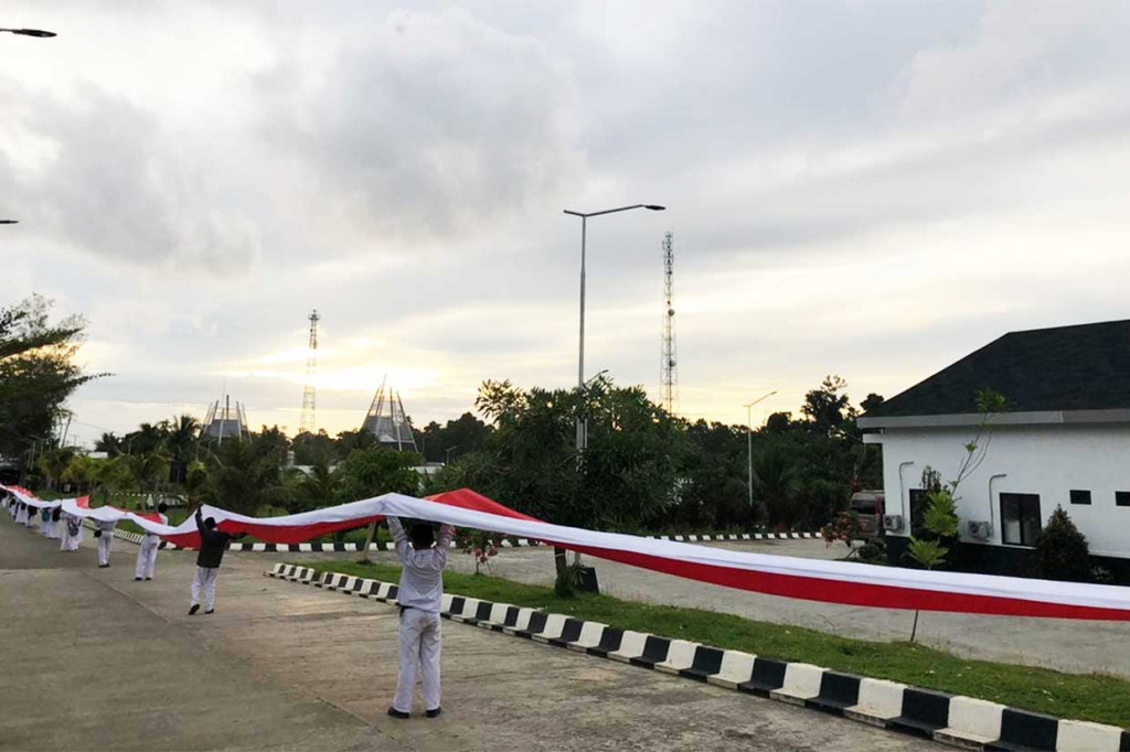 Keberhasilan tim membentangkan kain Merah Putih di area perbatasan tersebut merupakan yang pertama kali di Indonesia, sehingga berhasil mencatatkan rekor dari Museum Rekor Dunia Indonesia (MURI).