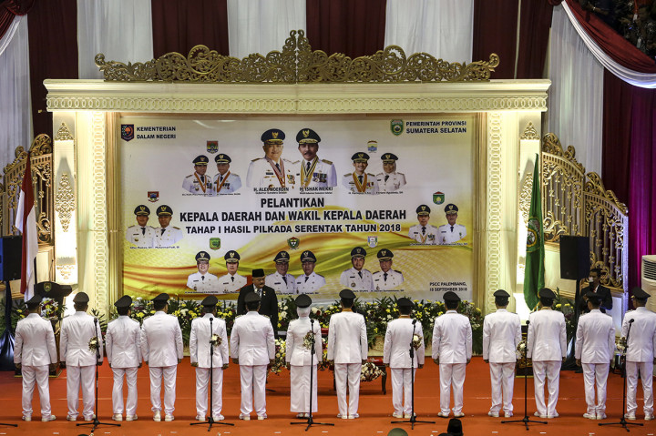 Gubernur Sumatera Selatan Alex Noerdin (atas) melantik Tujuh pasangan Bupati-Wakil Bupati dan Walikota-Wakil Walikota terpilih pada Pilkada serentak 2018 Provinsi Sumatera Selatan di Palembang Sport and Convention Center (PSCC), Palembang, Sumatra Selatan, Selasa.
