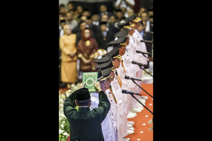 Tujuh pasangan Bupati-Wakil Bupati dan Walikota-Wakil Walikota terpilih pada Pilkada serentak 2018 Provinsi Sumatera Selatan diambil sumpah jabatannya saat pelantikan oleh Gubernur Sumatera Selatan Alex Noerdin di Palembang Sport and Convention Center (PSCC), Palembang, Sumatra Selatan.