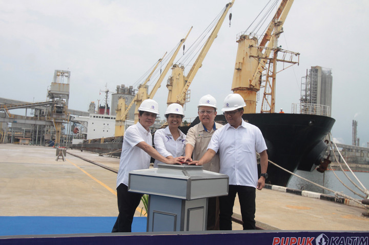 Menteri BUMN Rini Soemarno (kedua kiri) didampingi Direktur Utama PT Pupuk Indonesia (Persero), Aas Asikin Idat (kiri), Direktur Utama Pupuk Kaltim Bakir Pasaman (kedua kanan) dan Deputi Bidang Usaha Industri Agro dan Farmasi Kementerian BUMN Wahyu Kuncoro (kanan) menekan tombol bersama saat melepas secara simbolis ekspor urea di Pelabuhan PT Pupuk Kaltim di Bontang, Kalimantan Timur.