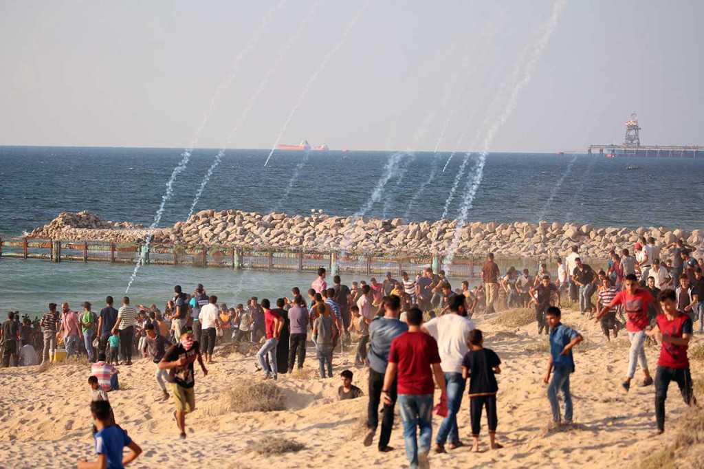 Demonstran melempar batu dan membakar ban di dekat pagar perbatasan. Sementara itu, tentara Israel menggunakan gas air mata dan menembakkan peluru aktif untuk mengusir mereka.