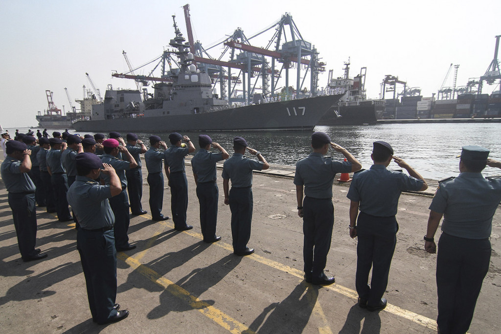 Anggota TNI Angkatan Laut melakukan penghormatan saat menerima datangnya kapal perang Jepang JS Suzutsuki di Pelabuhan Tanjung Priok, Jakarta.