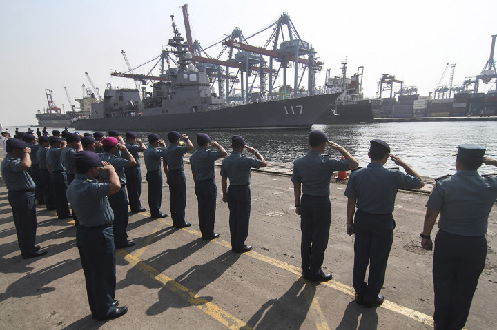 Anggota TNI Angkatan Laut melakukan penghormatan saat menerima datangnya kapal perang Jepang JS Suzutsuki di Pelabuhan Tanjung Priok, Jakarta.