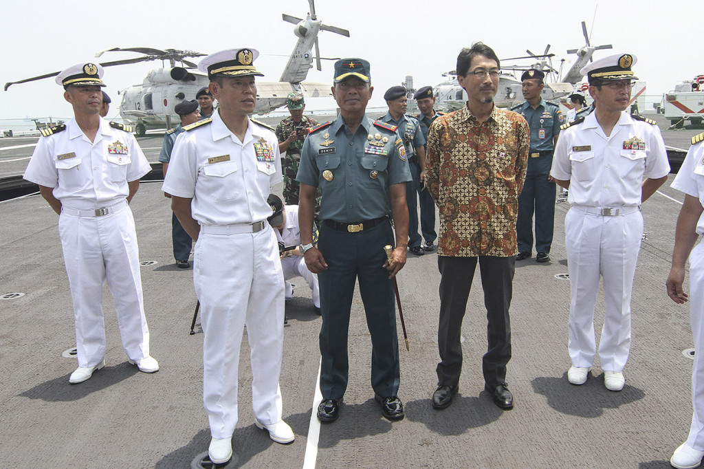 Komandan Pangkalan Utama TNI Angkatan Laut (Danlantamal) III Jakarta Laksamana Pertama TNI Denih Hendrata (tengah) didampingi Komandan Escort Flotilla 4 Jepang Laksamana Muda Tatsuya Fukuda (kedua kiri) saat meninjau kapal perang Jepang JS Kaga di perairan teluk Jakarta.