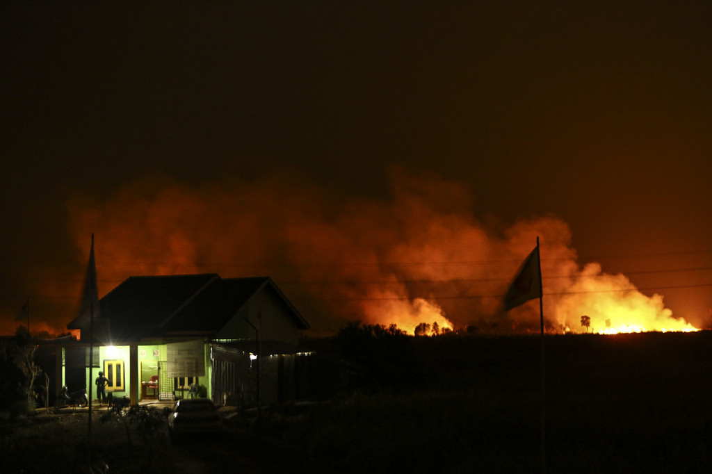 Api membakar lahan di Desa Soak Batok, Indralaya Utara, Ogan Ilir (OI), Sumatera Selatan. Tidak adanya akses dan sumber air membuat petugas kesulitan untuk melakukan pemadaman. 