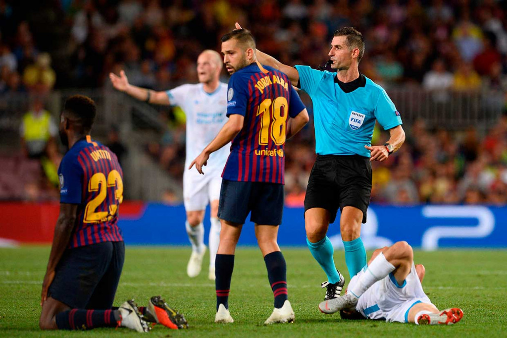 Tuan rumah harus bermain dengan 10 pemain pada menit ke-79, setelah bek tengah Samuel Umtiti diganjar kartu kuning kedua.