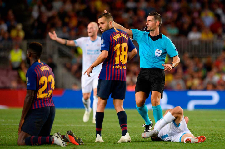 Tuan rumah harus bermain dengan 10 pemain pada menit ke-79, setelah bek tengah Samuel Umtiti diganjar kartu kuning kedua.