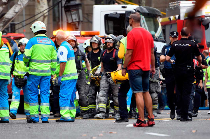 Petugas mengevakuasi pekerja yang terluka akibat ambruknya perancah di lokasi renovasi Hotel Ritz, Madrid, Selasa, 18 September waktu setempat.