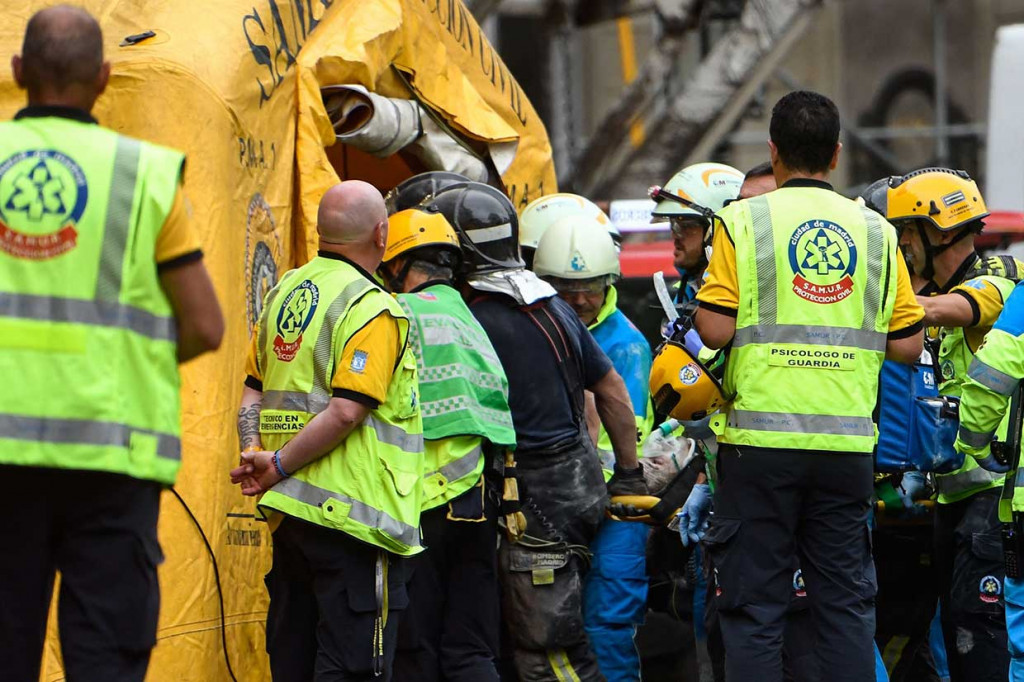 Sedikitnya satu orang tewas sementara beberapa lainnya luka-luka, dua di antaranya luka parah akibat ambruknya perancah tersebut.