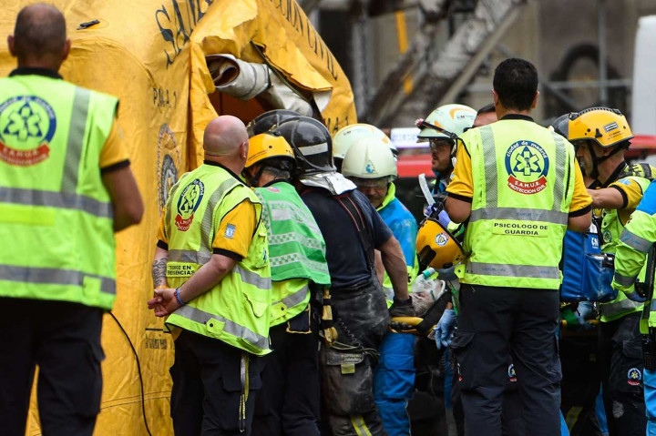 Sedikitnya satu orang tewas sementara beberapa lainnya luka-luka, dua di antaranya luka parah akibat ambruknya perancah tersebut.