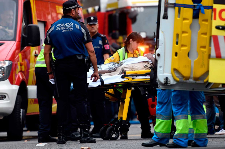 Enam orang dibawa ke rumah sakit dan dua dilaporkan menderita luka serius setelah perancah ambruk pada sore hari waktu setempat.