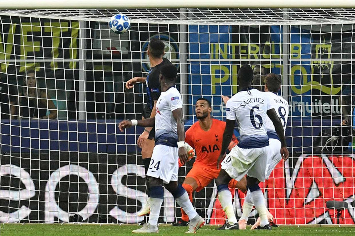 Menjelang laga usai, Inter justru mampu membalikkan keadaan melalui sundulan Matias Vecino memanfaatkan umpan bek Stefan de Vrij.