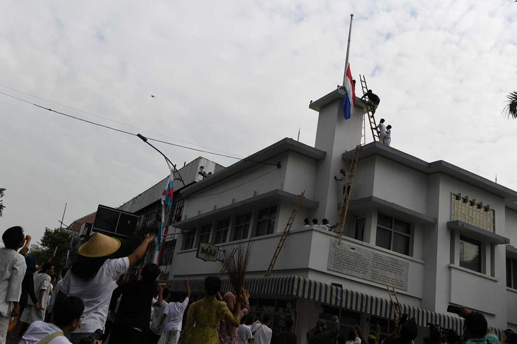 Rekonstruksi perobekan bendera Belanda dimulai saat beberapa pemuda yang diperankan oleh seniman, datang untuk kemudian memasuki hotel, memanjat gedung menggunakan tangga bambu, dan merobek bendera merah putih biru menjadi Merah Putih.