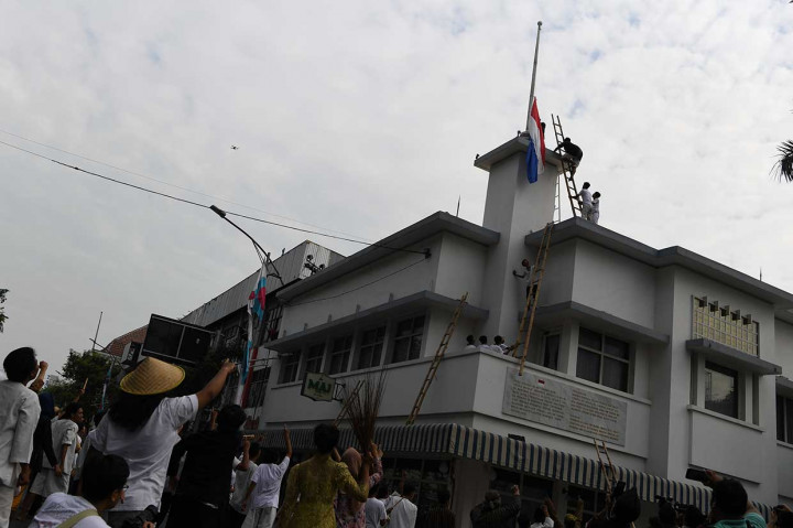 Rekonstruksi perobekan bendera Belanda dimulai saat beberapa pemuda yang diperankan oleh seniman, datang untuk kemudian memasuki hotel, memanjat gedung menggunakan tangga bambu, dan merobek bendera merah putih biru menjadi Merah Putih.