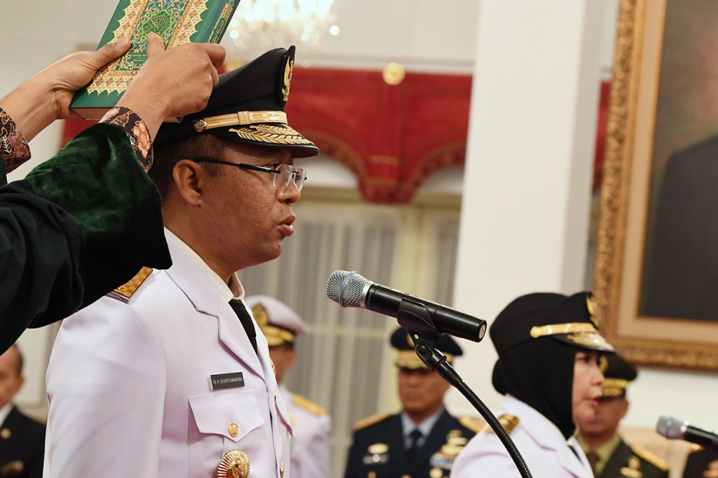 Gubernur Nusa Tenggara Barat (NTB) terpilih Zulkifliemansyah (kiri) dan Wakil Gubernur terpilih Sitti Rohmi Djalilah (kanan) mengucapkan sumpah jabatan saat prosesi pelantikan di Istana Negara, Jakarta