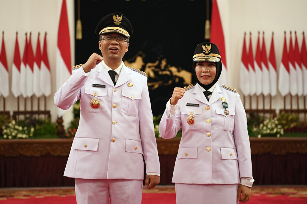 Zul dan Sitti menggantikan TGH Zainul Majdi alias Tuan Guru Bajang (TGB) dan Muhammad Amin untuk memimpin NTB. Zul dan Sitti diusung PKS dan Partai Demokrat (PD).