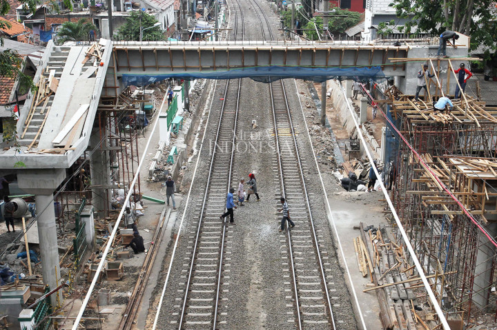 Jembatan penyeberangan orang (JPO) itu dibangun di atas perlintasan kereta di Tebet.