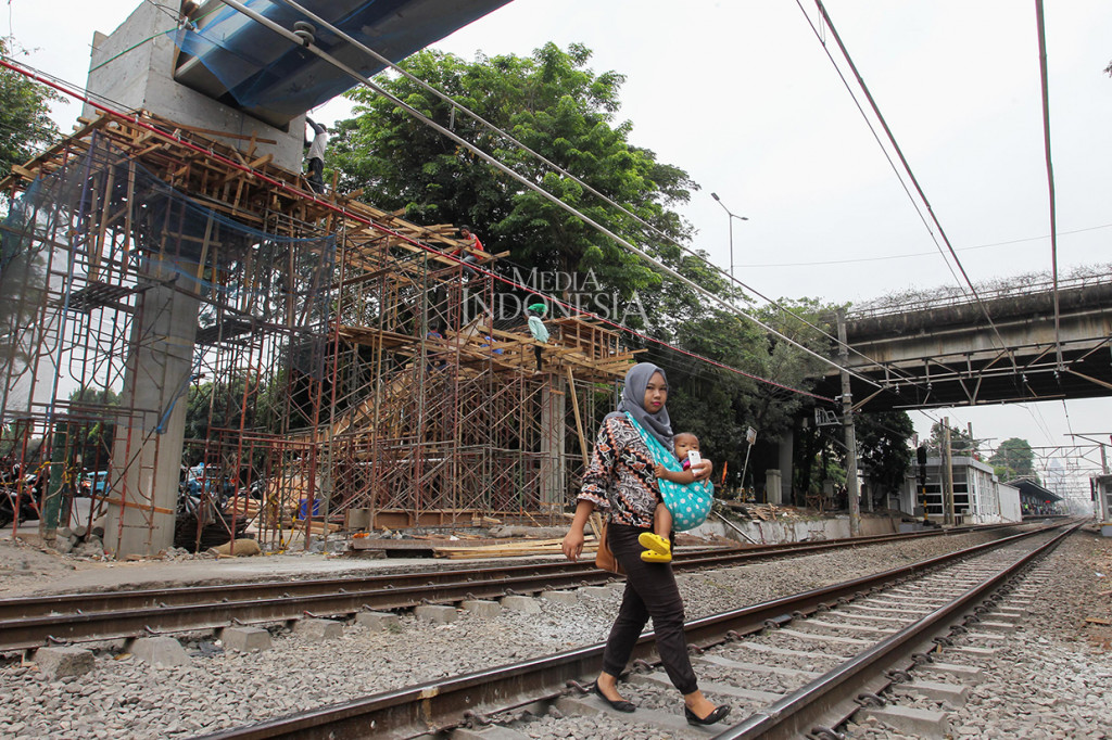 Pembangunan JPO terus dikebut untuk memberikan keamanan dan kenyamanan warga yang menyeberang perlintasan kereta. 