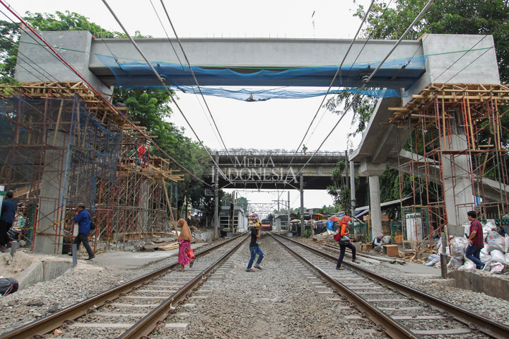 Saat ini masih banyak warga maupun pengguna KRL yang menyeberang di perlintasan kereta.