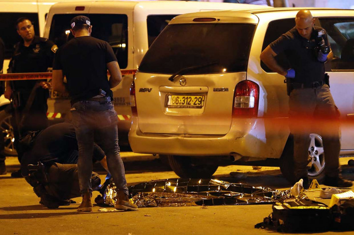 Ahli forensik Israel melakukan pemeriksaan terhadap jenazah warga Palestina di Jerusalem Timur, Selasa, 18 September 2018. 