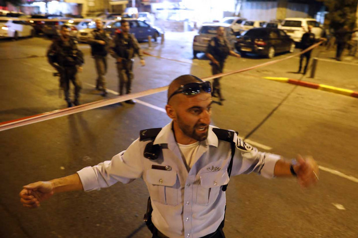 Saksi-saksi Palestina mengatakan kepada AFP bahwa korban tidak mencoba melakukan aksi penikaman, namun membela diri dari seorang warga sipil Yahudi.