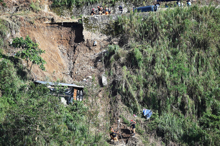 Suasana proses evakuasi korban tanah longsor akibat Topan Mangkhut.