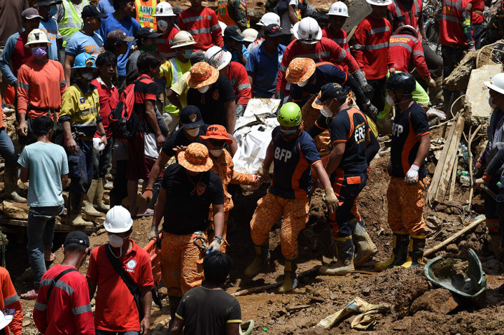 Korban dari Topan Mangkhut sebagian besar meninggal karena tertimbun tanah longsor, termasuk sebuah keluarga yang terdiri dari empat orang.