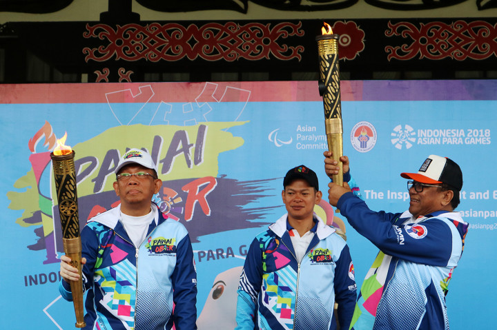 Ketua DPD Oesman Sapta (kanan) bersama Gubernur Kalbar Sutarmidji (kiri) dan Ketua Panitia Pelaksana Asian Para Games (Inapgoc) Raja Sapta Oktohari, mengacungkan api obor Asian Para Games 2018 di Pendopo Rumah Rakyat, Pontianak, Kalbar.