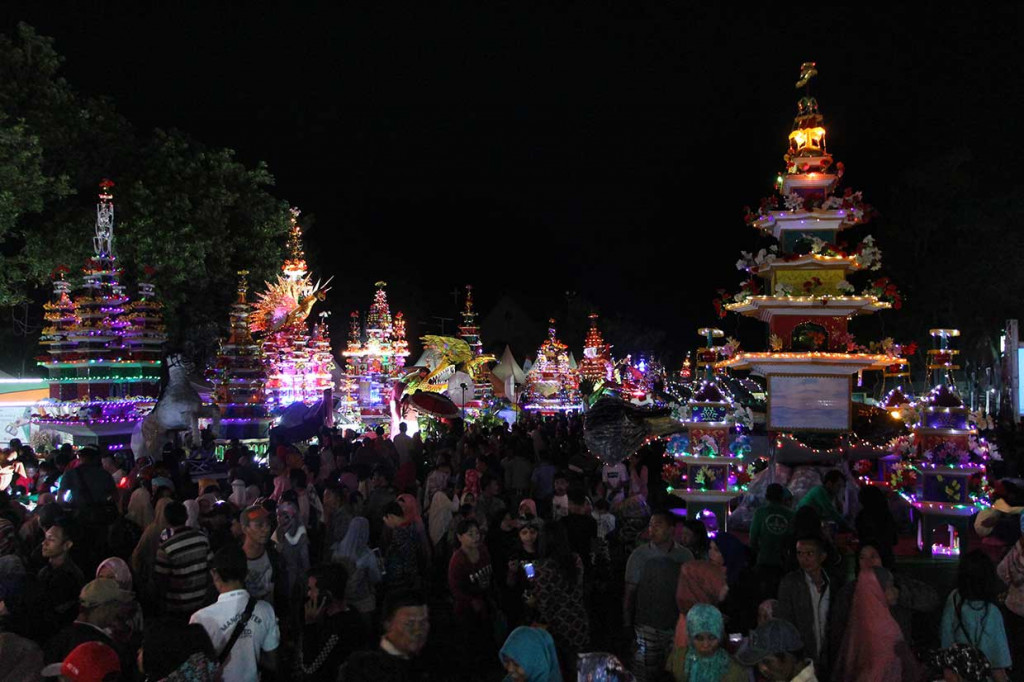 Masyarakat tumpah ruah di lokasi tabut pada malam Arak Gedang dan Tabut Besanding di arena Festival Tabut 2018, Lapangan View Tower, Bengkulu, Rabu, 19 September.
