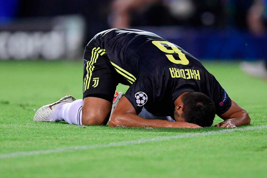 Juventus beberapa kali berpeluang menjebol gawang Valencia. Salah satunya lewat Sami Khedira pada menit ke-17. Namun sepakannya masih melambung di atas mistar gawang Neto.