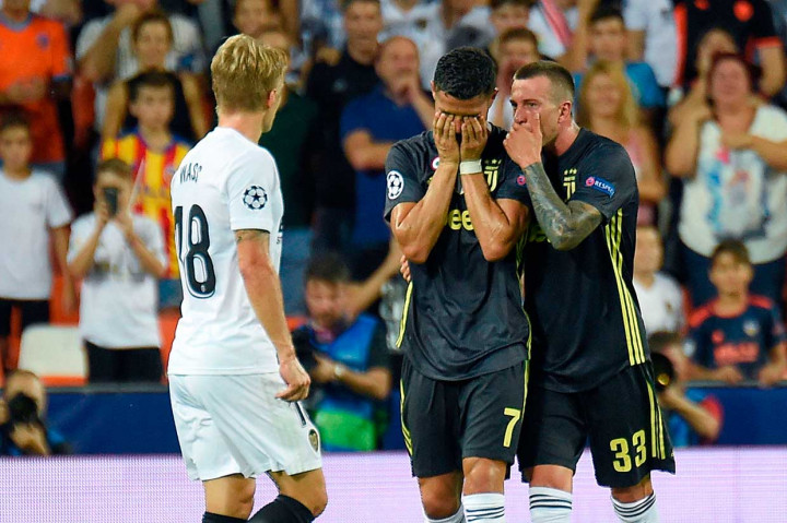 Ronaldo meninggalkan lapangan dengan menangis.