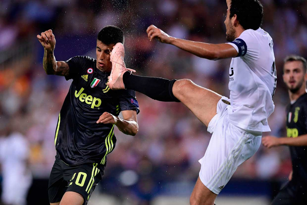 Pada akhir babak pertama Juve mendapat hadiah penalti setelah Daniel Parejo melanggar Joao Cancelo di area terlarang.