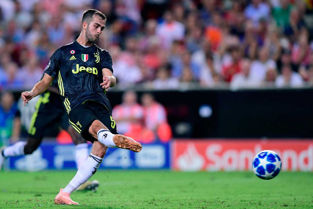 Pjanic yang jadi algojo dengan dingin menyarangkan bola ke sudut kanan bawah gawang, tak terjangkau kiper Neto.