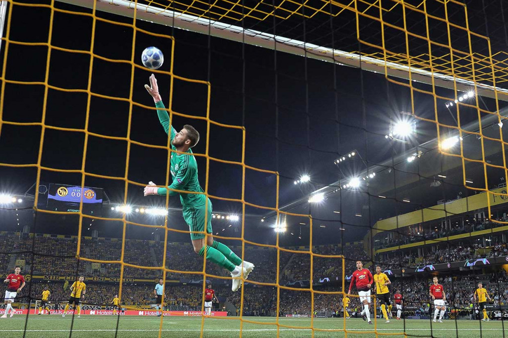 Di awal laga pemain tuan rumah beberapa kali merepotkan pertahanan MU. Salah satunya lewat tembakan keras Mohamed Ali Camara dari luar kotak penalti pada menit ke-16, namun masih dapat ditepis penjaga gawang David de Gea.