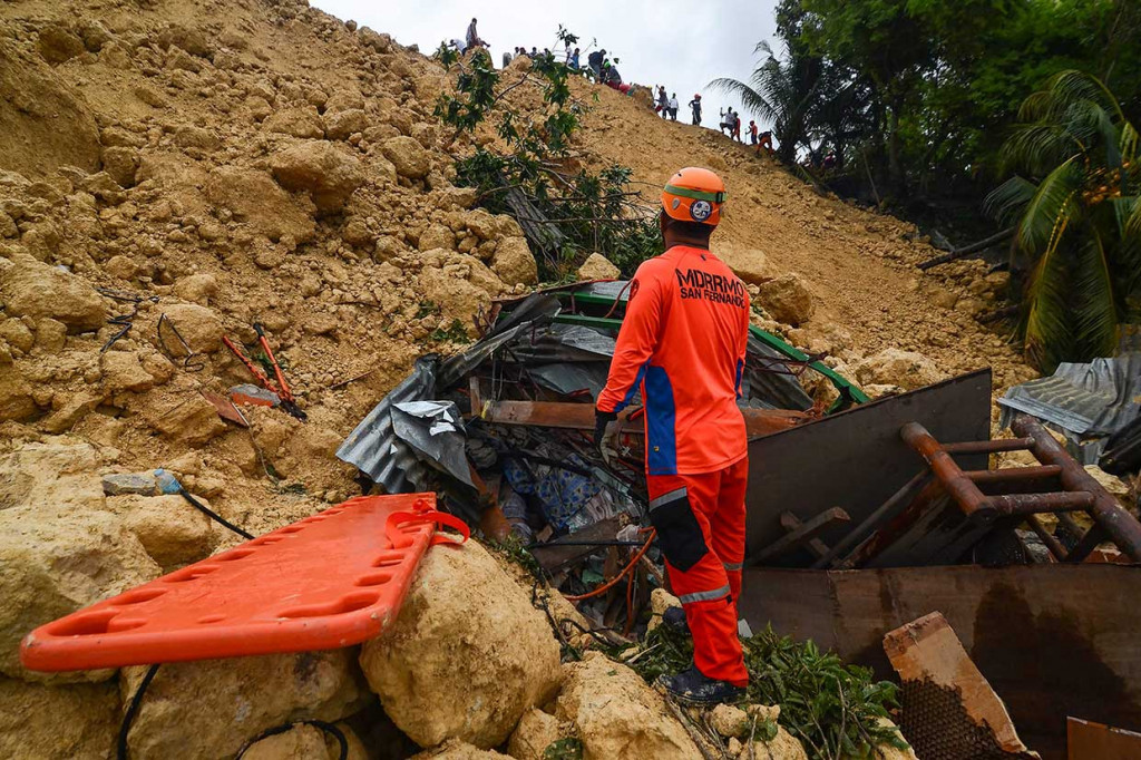 Hujan lebat mengguyur wilayah tersebut menyebabkan lereng curam runtuh dan menimpa beberapa rumah di bawahnya. 