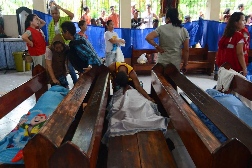 Kesedihan terlihat saat warga mendapati keluarga mereka turut menjadi korban tewas bencana longsor tersebut.
