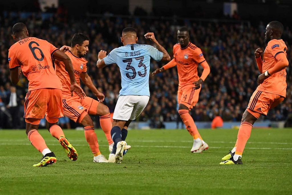 Bermain di hadapan pendukungnya sendiri, Manchester City menguasai jalannya pertandingan di awal laga. Namun rapatnya pertahanan Lyon membuat para pemain City kesulitan membobol gawang lawan.
