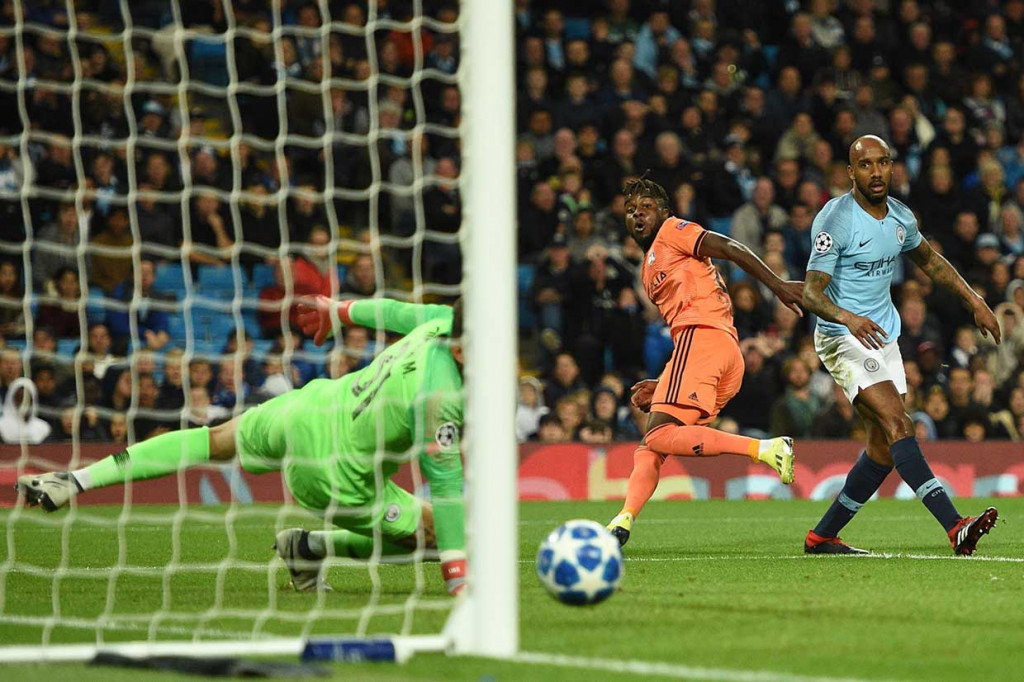 Pada menit ke-26 Lyon justru membuka keunggulan terlebih dahulu setelah umpan silang Fekir gagal diantisipasi sempurna oleh Fabian Delph dan disambar Maxwel Cornet untuk mengubah kedudukan menjadi 1-0.