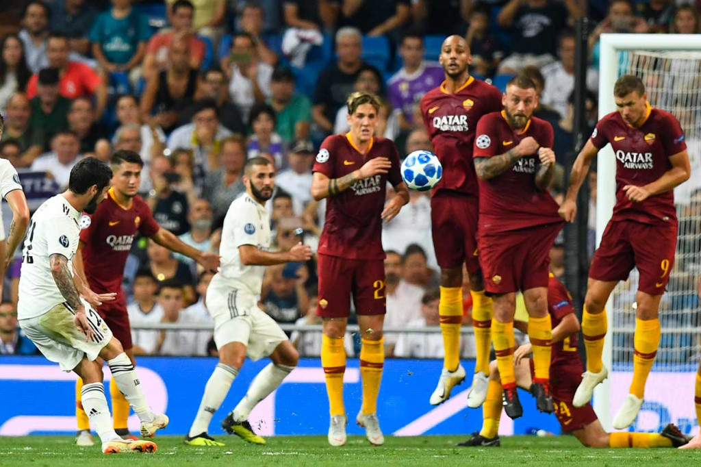 Tuan rumah akhirnya berhasil memecah kebuntuan pada akhir babak pertama lewat tendangan bebas Isco.