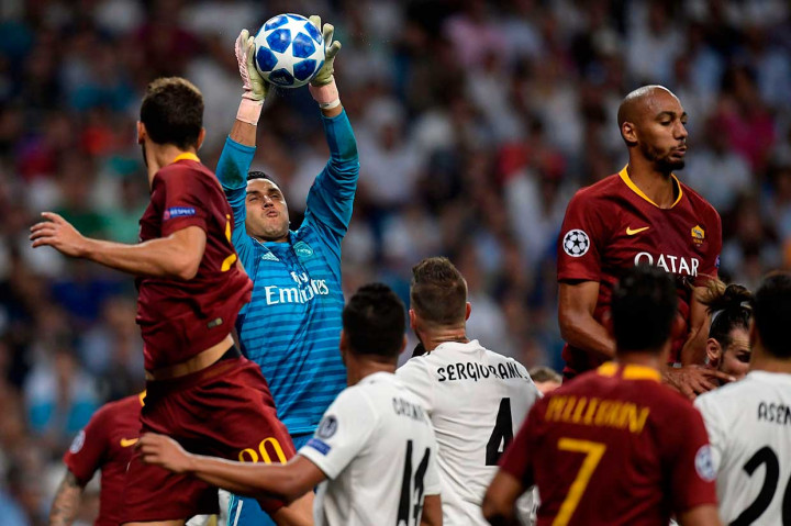 Penjaga gawang Madrid Keylor Navas melakukan penyelamatan impresif untuk menggagalkan peluang Roma.