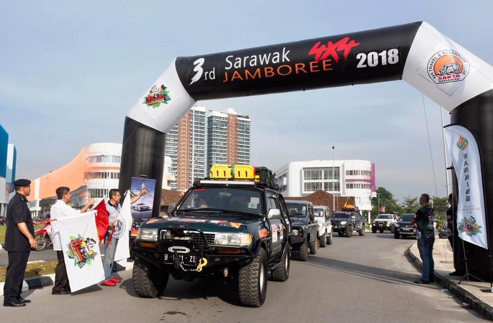 Perjalanan petualangan Sarawak 4x4 Jambore 2018 dimulai dari Sibu. Kapit menjadi titik finisih perjalanan 178 buah.mobil offroad ini.