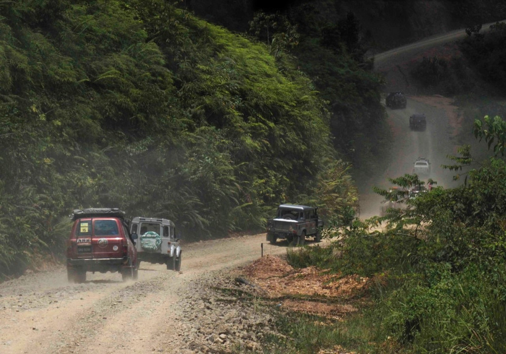 Jalur tanah yang menanjak dan berliku sepanjang total 150 kilometer ini sebelumnya adalah rute bagi kendaraan berat pengangkut hasil bumi hutan di Sarawak.
