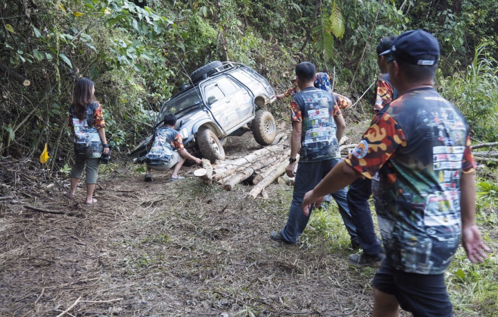 Jembatan kayu yang sempit dan licin di tengah hutan antara Kanowit dengan Kapit ini cukup menuntut konsentrasi peserta.