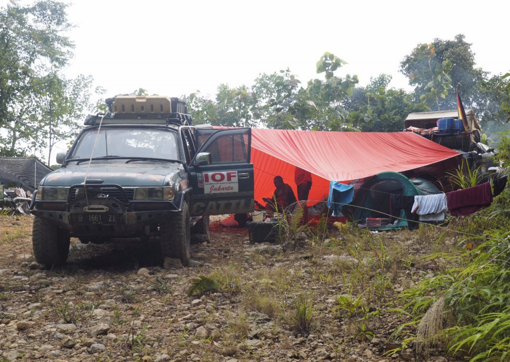 Persiapan menginap di tepi hutan. Malam terasa lebih cepat jatuhnya dan perjalanan menembus hutan dilanjutkan keesokan harinya.