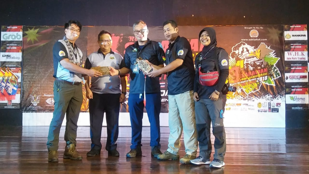 Tim IOF DKI Jakarta dalam upacara penutupan di Kapit, Sarawak. Rute ajang Sarawak 4x4 Jambore tahun depan adalah perkebunan di Bintulu.