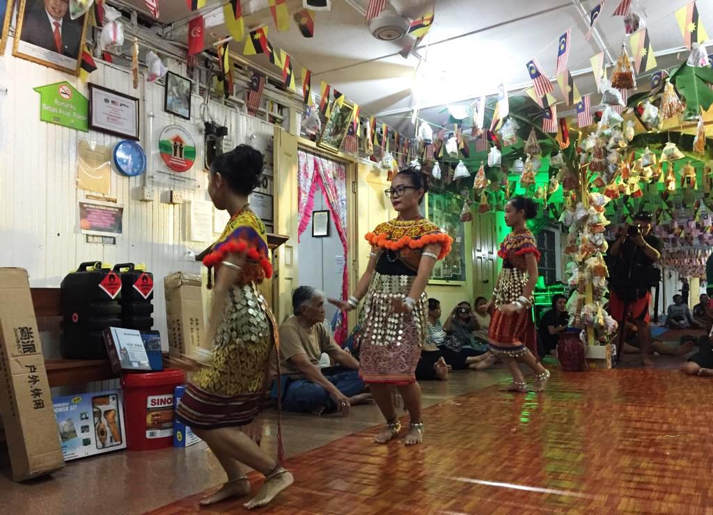 Di malam-malam lainnya, peserta beristirahat di rumah panjang yang telah dimodifikasi menjadi penginapan. Tarian adat suku Dayak Iban selalu menyambut hangat.