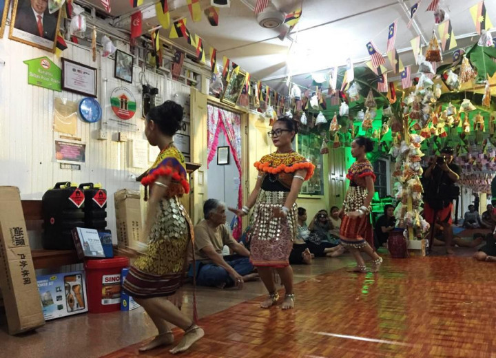 Di malam-malam lainnya, peserta beristirahat di rumah panjang yang telah dimodifikasi menjadi penginapan. Tarian adat suku Dayak Iban selalu menyambut hangat.
