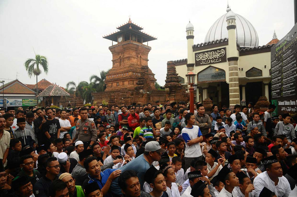 Warga antre untuk mendapatkan nasi jangkrik saat puncak acara Bukak Luwur Sunan Kudus di kawasan Masjid Menara Kudus, Jawa Tengah, Kamis, 20 September. 